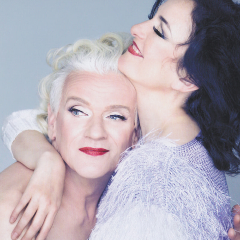 Bild mit Georgette Dee und einer umarmenden Person