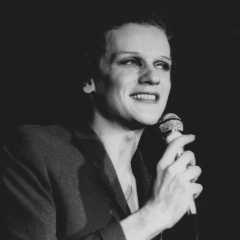 Georgette Dee am Mikrofon